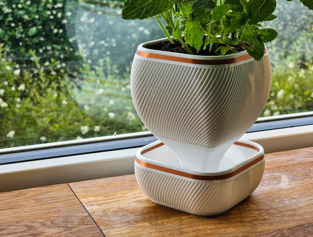 Self Watering Planter 1 — 3D printed by Moon Studio 3D